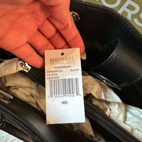 New quilted, black Michael Kors, leather handbag with tags and magnetic closure - Picture 11 of 11